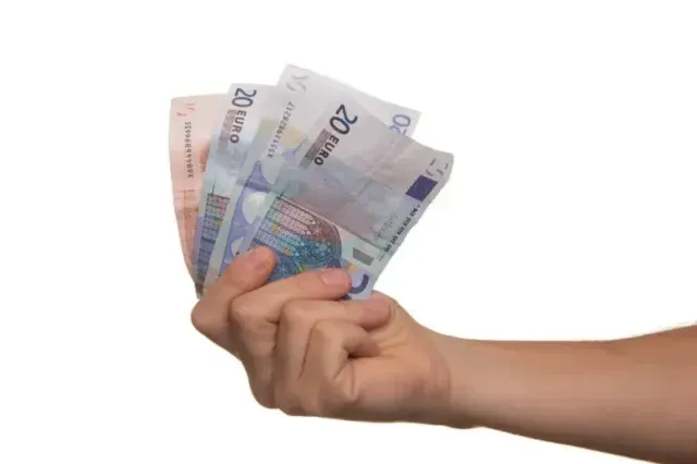 Kiedy warto zdecydować się na kredyt, a kiedy na pożyczkę?